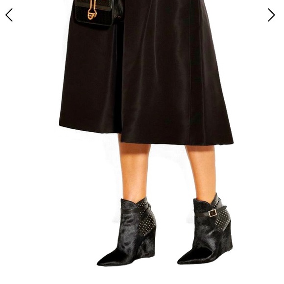 👑✅PRICE FIRM✅NO OFFERS SUPER SALE!! 👑AUTHENTIC Burberry Wedge Fur Ankle Boots. - Picture 3 of 17